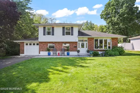 67 Koenig Ln, Freehold, NJ 07728
