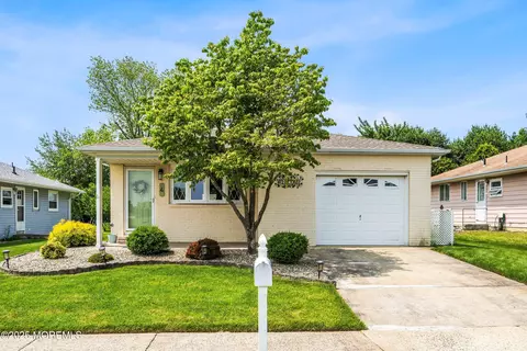 4 Valencia St, Toms River, NJ 08757