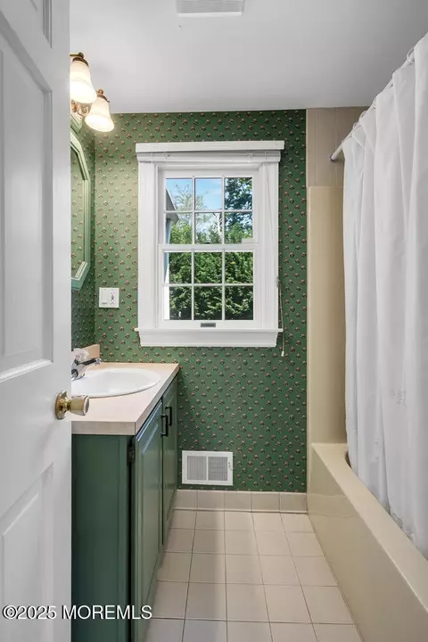 Bath - 14 Robin Rd, Rumson, NJ 07760 photo 2 of 2
