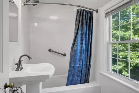Bath - 14 Robin Rd, Rumson, NJ 07760 photo 1 of 2