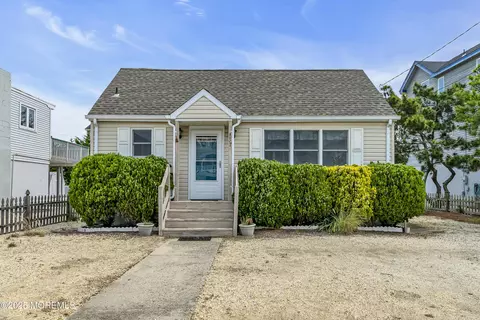 37 N 4th St, Surf City, NJ 08008