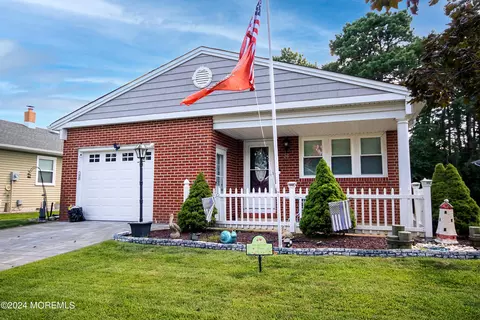 26 Pine Valley Dr, Toms River, NJ 08757
