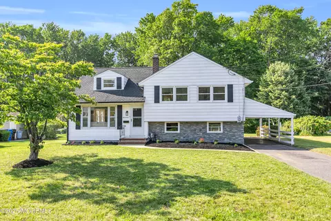 17 Woods End Rd, Middletown, NJ 07748