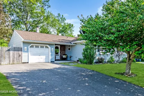 2 Saratoga Lake Dr, Little Egg Harbor, NJ 08087