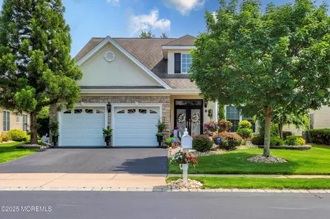8 Crawford Rd, Manalapan, NJ 07726