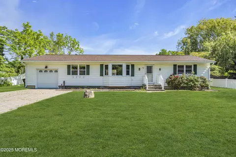 55 South Ave, Bayville, NJ 08721