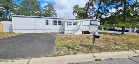 1 Panda Ln, Whiting, NJ 08759