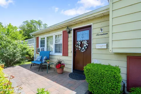 17 Lakeland Dr, Port Monmouth, NJ 07758