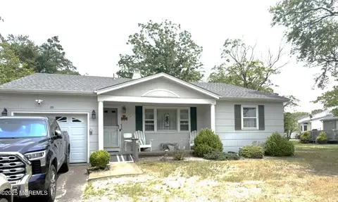 89 Brakenbury Dr, Toms River, NJ 08757