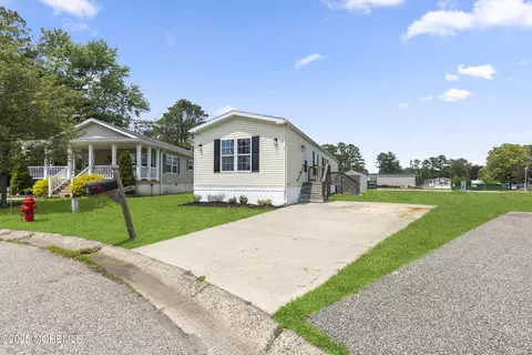 5 Pigeon Ct, Whiting, NJ 08759
