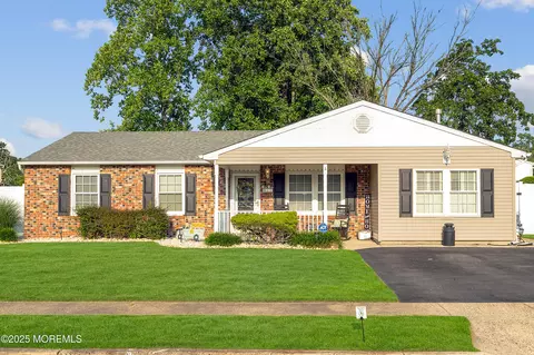 17 Evergreen Pl, Howell, NJ 07731