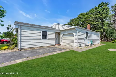 14 Portsmouth Dr, Toms River, NJ 08757