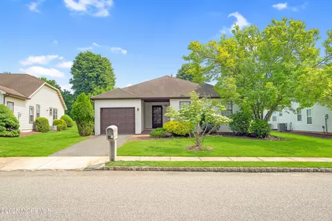 17 Suffolk Way, Marlboro, NJ 07746