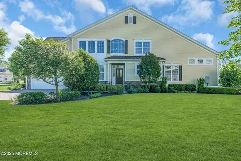 11 Aspen Ln, Tinton Falls, NJ 07724