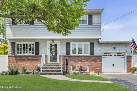 33 Fleetwood Dr, Hazlet, NJ 07730
