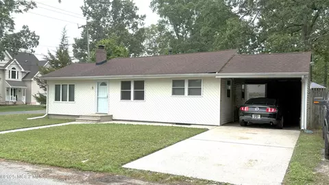 1801 Serpentine Dr, Forked River, NJ 08731
