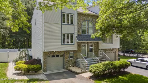 35 Lone Star Ln, Manalapan, NJ 07726