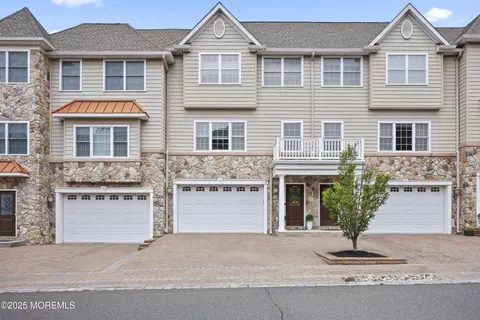 14 White Oak Ln, Aberdeen, NJ 07747