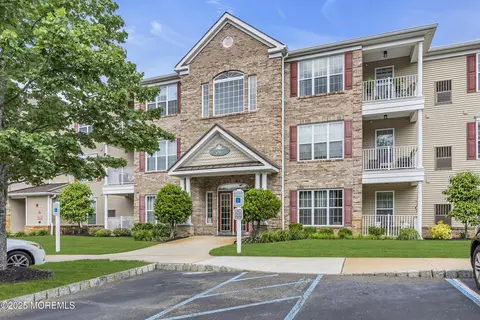113 Sophee Ln, Lakewood, NJ 08701
