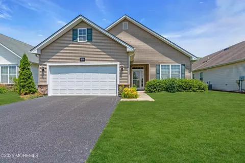 99 Eagle Ridge Cir, Lakewood, NJ 08701
