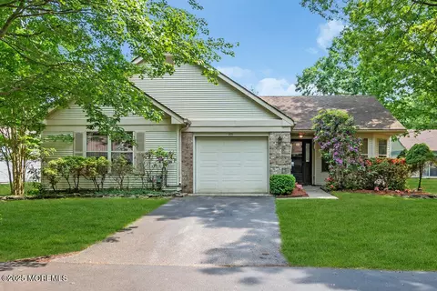 551 Petunia Ln N, Whiting, NJ 08759