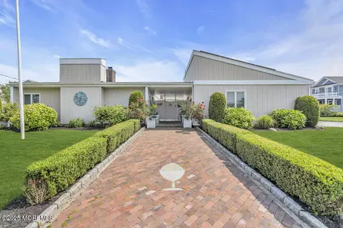 34 Valentine St, Monmouth Beach, NJ 07750