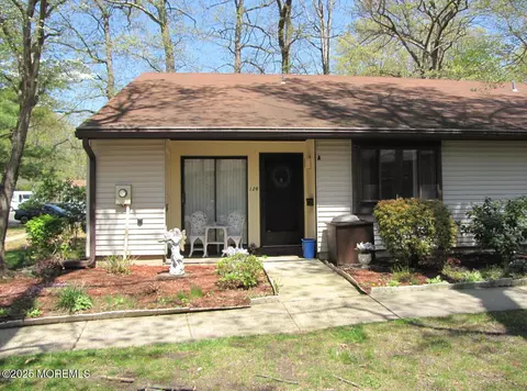 126 Amberly Dr #A, Manalapan, NJ 07726