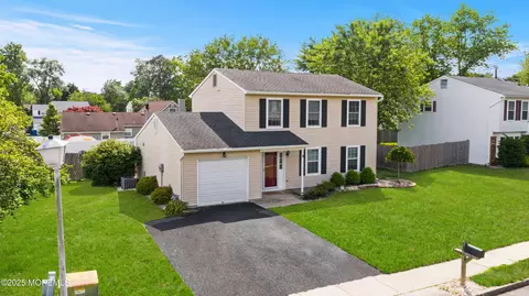 3 Mendon Dr, Howell, NJ 07731