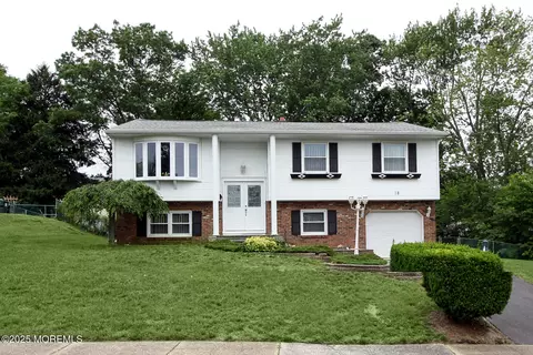 18 Kingsport Dr, Howell, NJ 07731