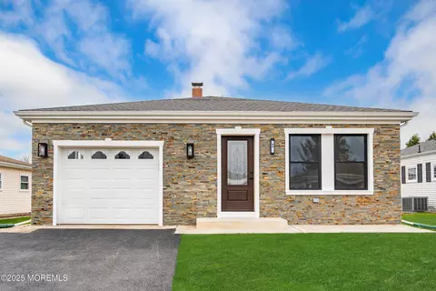 94 Hyannis St, Toms River, NJ 08757