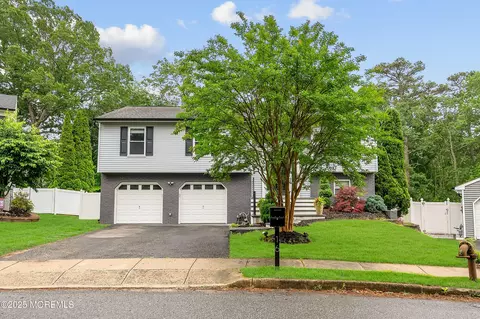 16 Lamp Post Ct, Howell, NJ 07731