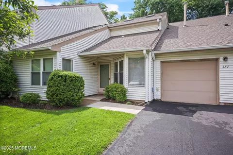 387 Bayberry Ct, Englishtown, NJ 07726