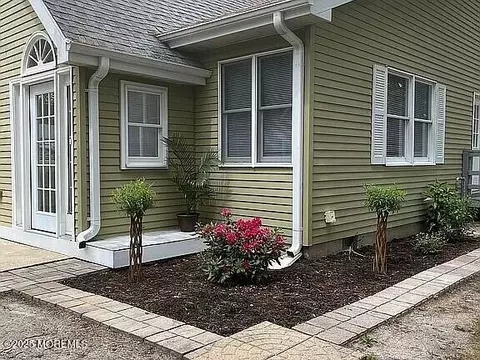 19 Cedar Ave, Manahawkin, NJ 08050