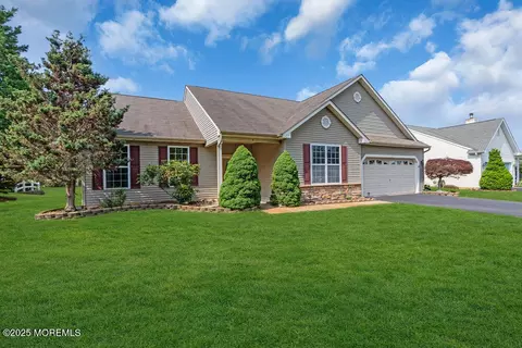 4 Aaron Ct, Manchester, NJ 08759