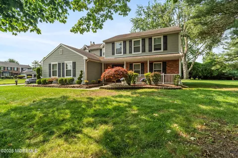 14 Lincolnshire Dr, Manalapan, NJ 07726