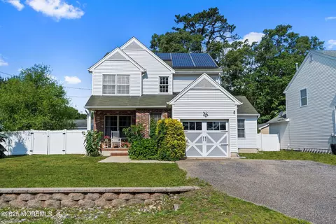724 Sandy Hook Dr, Forked River, NJ 08731
