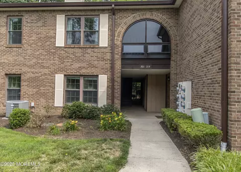 304 Wellington Pl, Aberdeen, NJ 07747