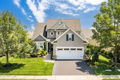 19 E Francesa Ct, Farmingdale, NJ 07727
