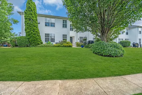 455 Deuce Dr, Wall, NJ 07719