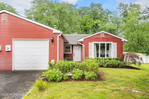 12 Briarcliff Ct, Freehold, NJ 07728