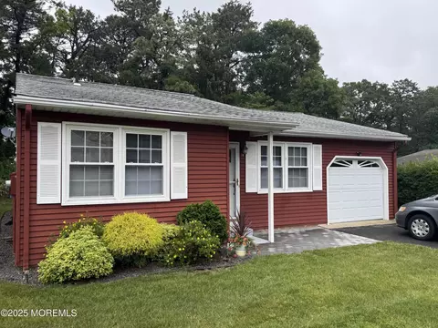 38 Chelsea Dr #70, Whiting, NJ 08759