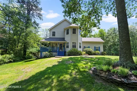 301 Cranberry Rd, Farmingdale, NJ 07727