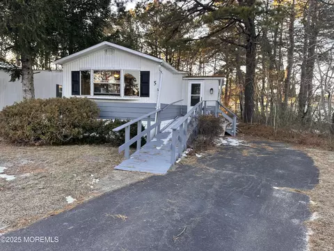 5 Eagle Ct, Whiting, NJ 08759