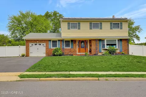 18 Taunton Dr, Howell, NJ 07731