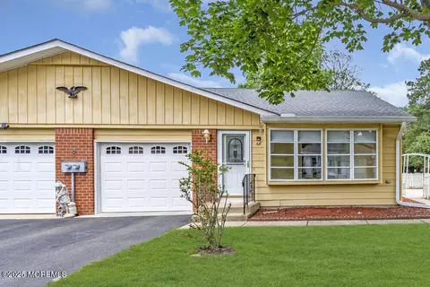 6 Quaker Ln #B, Whiting, NJ 08759