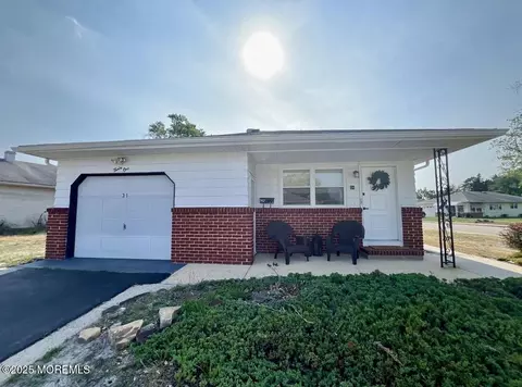 31 Guadeloupe Dr, Toms River, NJ 08757