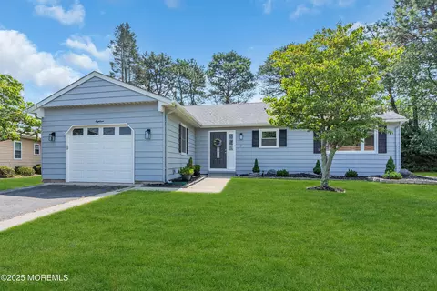18 Olstins Ct, Toms River, NJ 08757