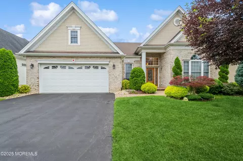 4 Long Cove Dr, Monroe, NJ 08831
