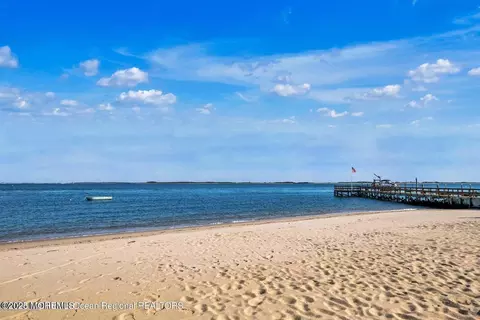 19 Gravelly Point Rd, Highlands, NJ 07732