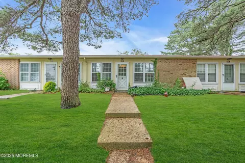 17 Cambridge Cir # E, Manchester, NJ 08759
